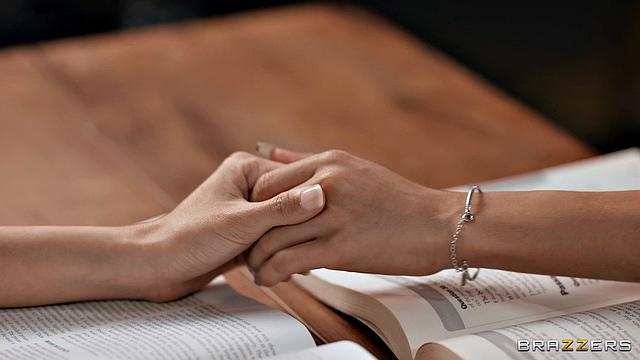 Клара Тринити и Jade Kimiko жарко трахаются между полками в библиотеке, лижут и сквиртят друг на друге.