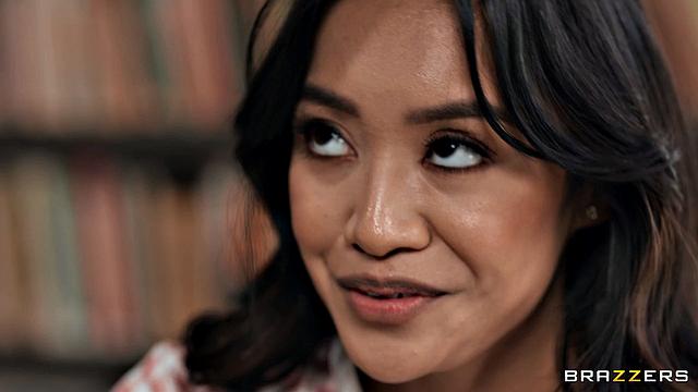 Клара Тринити и Jade Kimiko жарко трахаются между полками в библиотеке, лижут и сквиртят друг на друге.