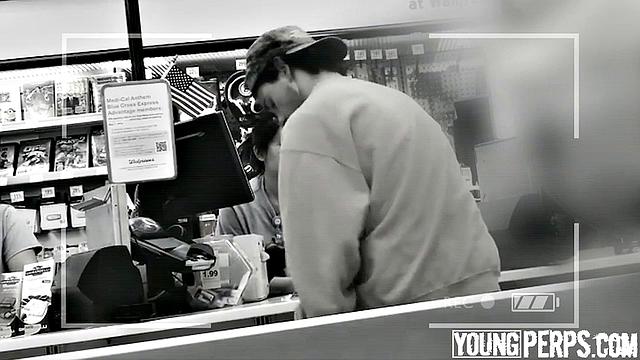 Двух парней ловят и раздевают для жёсткого гей-допроса