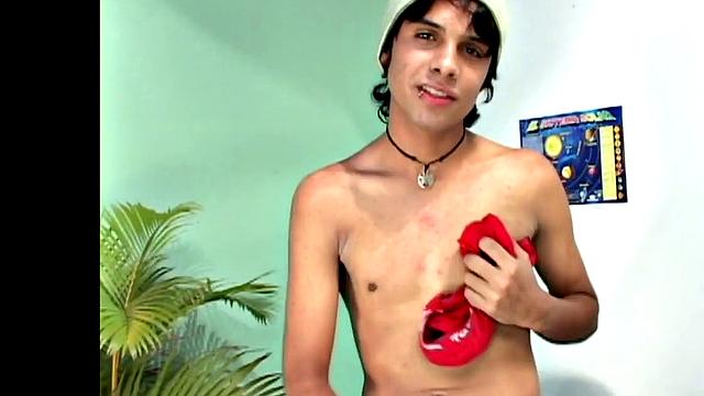 лоренцо вынимает огромный член и заливает всё спермой