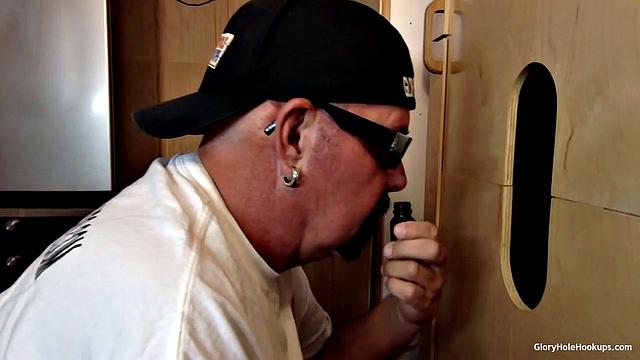 Hot Daddy Gloryhole Suck Off