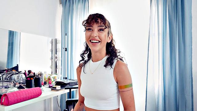 татуированная горничная сосёт и даёт сзади начальнику