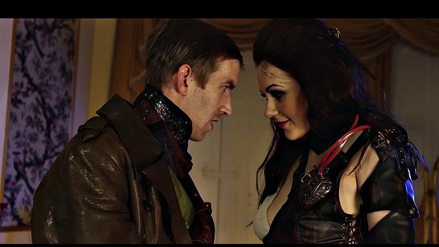 милф в каблуках на диване-франкенштейн отдыхает