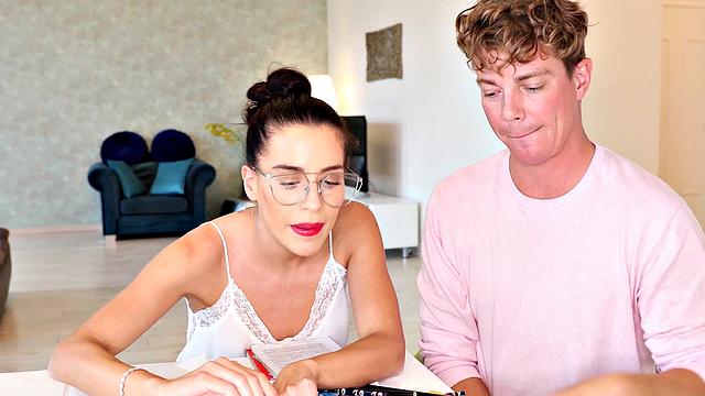 зрелая брюнетка eveline dellai в очках и чулках жадно принимает двойное проникновение