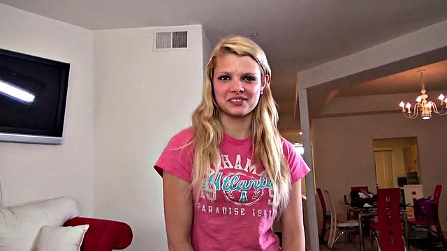 тэйлор сосет и дрочит большой белый член на pov