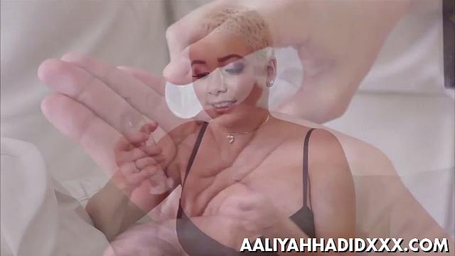 Aaliyah Hadid Toys Herself