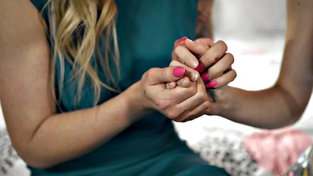 Dyke seduces tattooed lez lady before licking her pussy