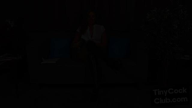 Госпожа на каблуках унижает коротыша, лузер только радуется