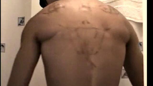 Горячий гей TJ вылизывает задницу и дрочит до кончи на камеру.