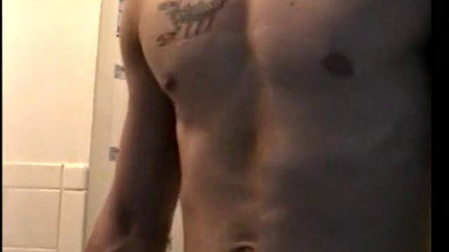 Горячий гей TJ вылизывает задницу и дрочит до кончи на камеру.