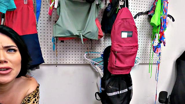 поймали на краже - трахается с отчимом, чтобы не попасться