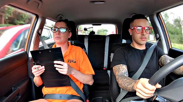 опытная инструкторша по глубокому горлу жарко трахается на заднем сиденье