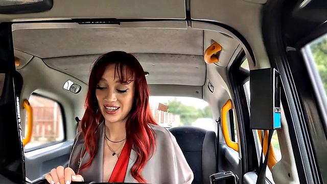 Огненная рыжая разносит член в машине, дикое reverse cowgirl