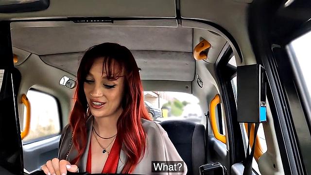 Огненная рыжая разносит член в машине, дикое reverse cowgirl