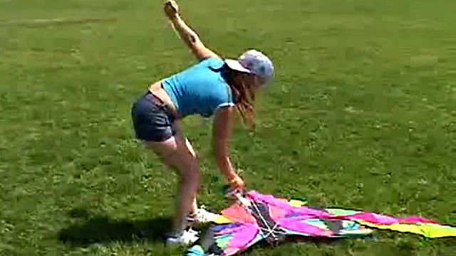 Эйприл забила на воздушного змея-лижет мороженое с кайфом