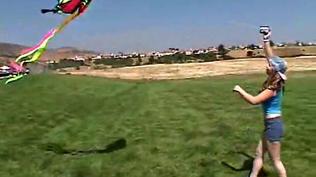 Эйприл забила на воздушного змея-лижет мороженое с кайфом