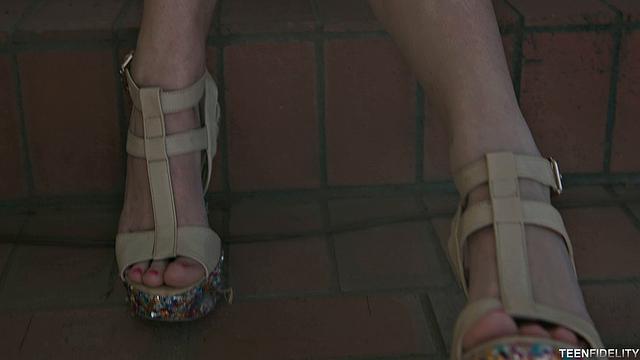 джессика рекс привязана к стулу, получает жёстко и кончает внутри