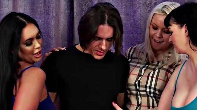 CFNM femdoms blowing subject in erotic threesome