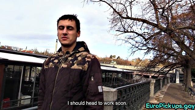 Парень сосет член за деньги, гей кастинг на камеру POV.