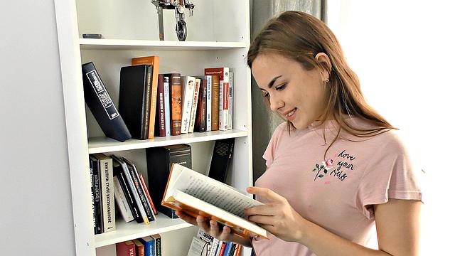 Книжная червячка Терри забывает о сюжете и дрочит голую письку