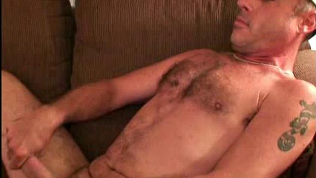 крепкий бывший военный трахается с мужиком и щедро кончает