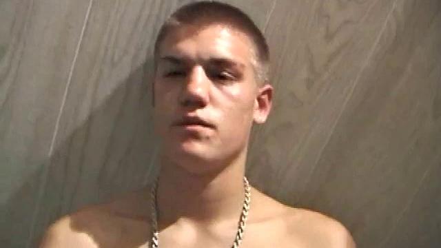 Лэнс дрочит член перед камерой