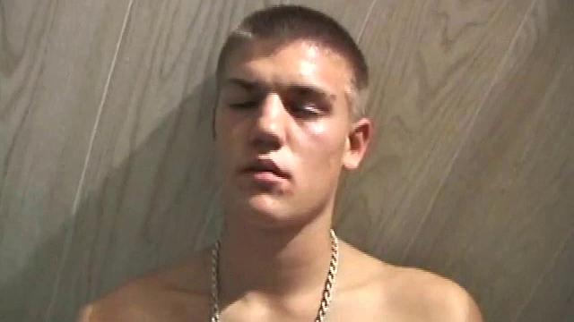 Лэнс дрочит член перед камерой