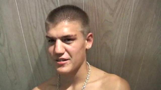 Лэнс дрочит член перед камерой