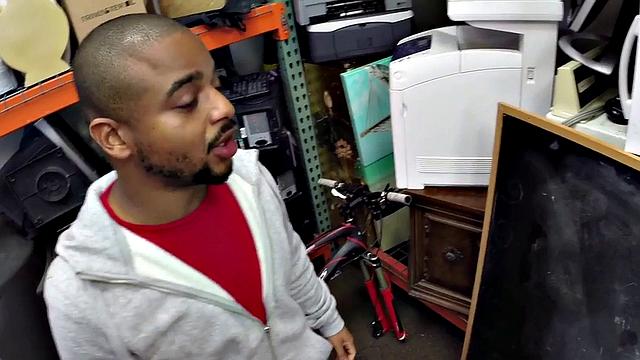 Pawn gay black stud sucks white in meeting room