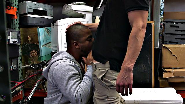 Чёрный красавчик отсасывает белому на собрании-секретарша бы ахнула