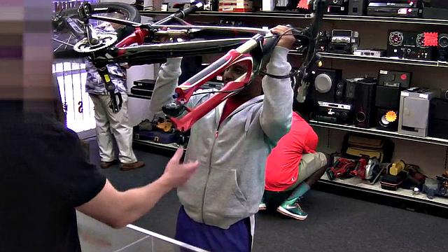 Pawn gay black stud sucks white in meeting room