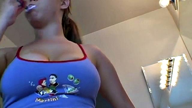 Блондинка с большими сиськами дрочит и играет с грудью перед зеркалом POV.