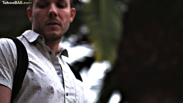 Блондинка с аппетитной жопой не может устоять перед отчимом, киска в разнос