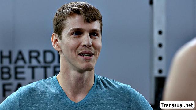 Sage Roux жарко трахает TS Amanda Riley в зале - пот и анал, вот что заводит сильнее всего!