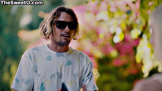 Худая блондинка скачет на крепком члене своего парня под открытым небом.