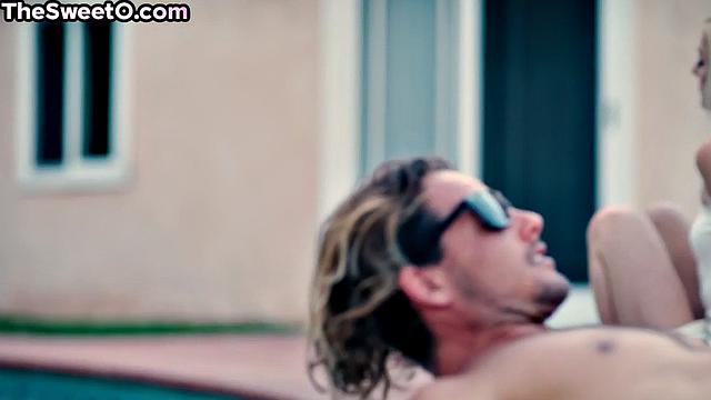 Худая блондинка скачет на крепком члене своего парня под открытым небом.