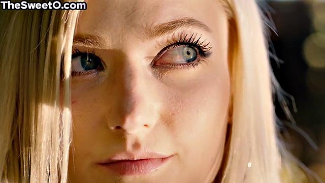 Худая блондинка скачет на крепком члене своего парня под открытым небом.