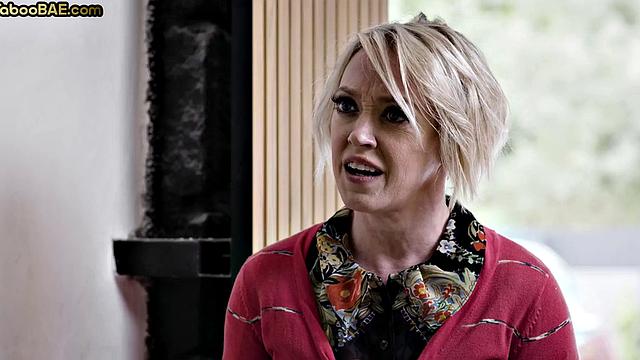 две хитрые тёлки делят хуй и подкалывают милфу за сиськи