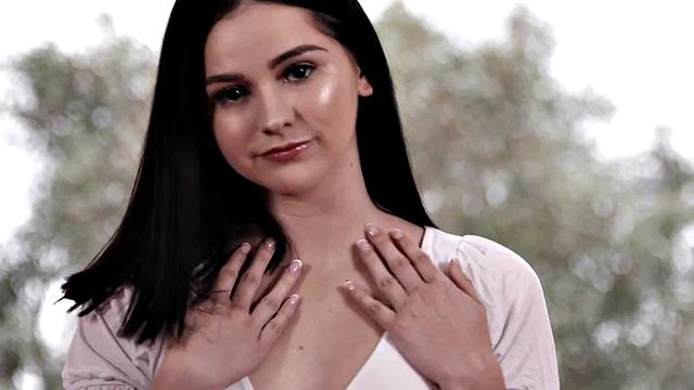 сочная брюнетка с аппетитной жопой скачет на толстом члене в мокрой киске