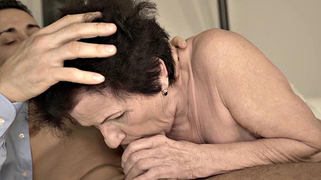 Бабуля Лисбет показала, как течет настоящая винтажная киска