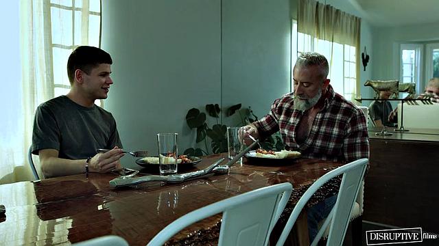 мускулистый отчим вылизывает жопу пасынку