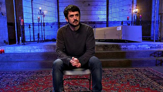 пышногрудая госпожа в кожаном корсете трахает освобожденного раба страпоном