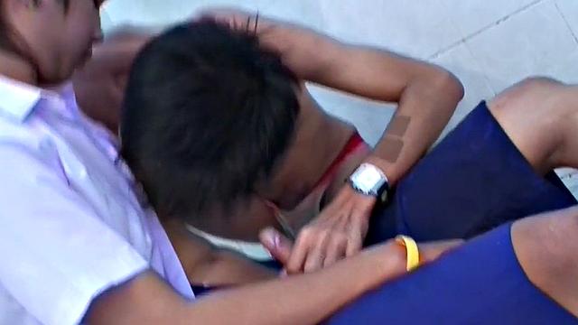 азиат в форме пустил струю, потом получил по полной