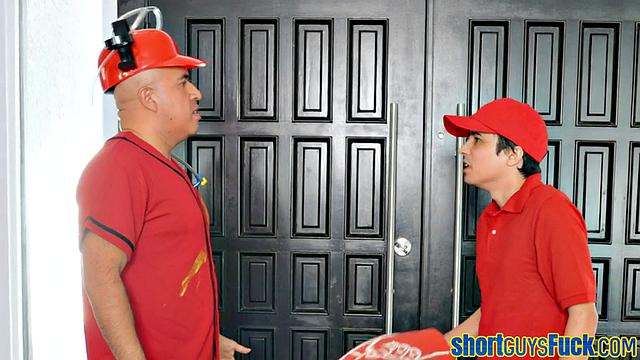 Две зрелые развратницы трахают низкого мужика втроём.