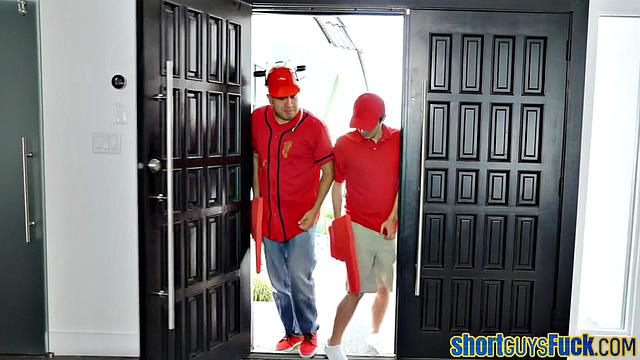 Две зрелые развратницы трахают низкого мужика втроём.