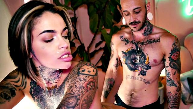 Inked girlfriend licking trans before strapon sex