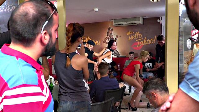 татуированные шлюхи трахаются и мочатся при извращённых зрителях