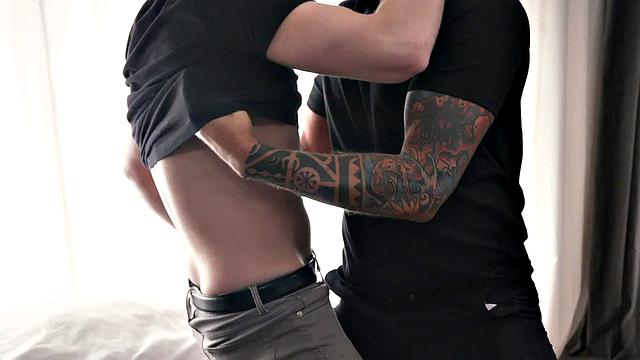 Tattooed daddybottom assbanged by twunk after cocksucking