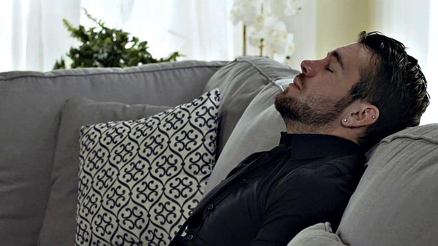 Картер Вудс трахается с другом по дружбе без резинки