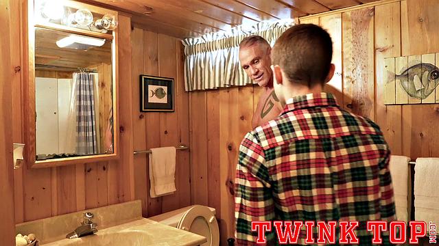 AUSTIN YOUNG Chapter 5 - Newbie